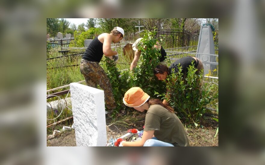 „Misijos Sibiras“ dalyviai tvarko lietuvių kapus Karagandos miesto kapinėse.