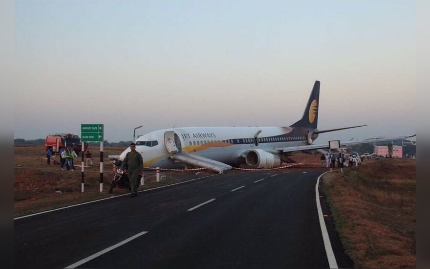 Indijoje keleivinis lėktuvas nuslydo nuo pakilimo tako