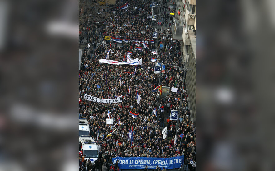 Serbai protestuoja prieš Kosovo nepriklausomybę