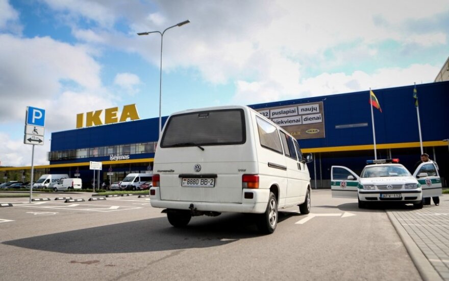 Vaizdo įrašas atskleidė, kaip prie „Ikea“ partrenkta mergytė