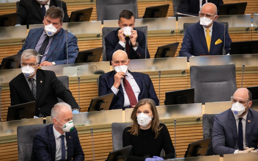 Seimo nariams – respiratoriai, akiniai ir pirštinės, jų padėjėjams – vienkartinė kaukė trims savaitėms