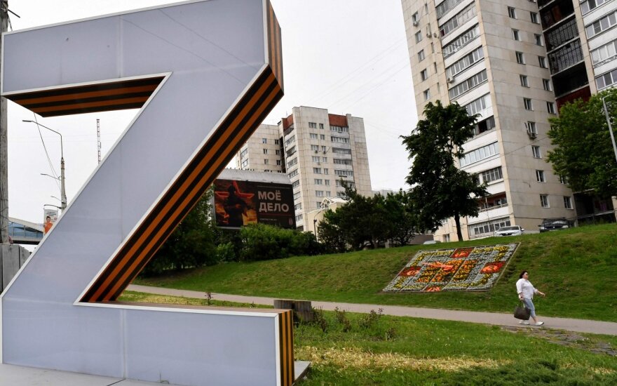 A woman walks past the giant Z letter, a tactical insignia of Russian troops in Ukraine, in the Russian city of Belgorod, some 40 km from border with Ukraine, on May 27, 2023. The Belgorod region, hit by strikes throughout the Kremlin's Ukraine offencive, was this week the scene of an unprecedented two-day incursion from Ukraine, with Russia using troops and artillery to put it down. (Photo by Olga MALTSEVA / AFP)