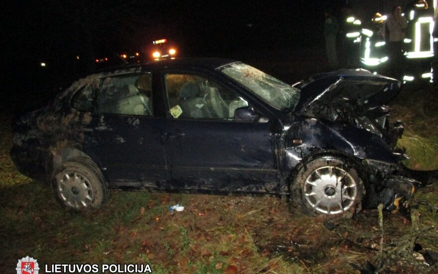 Šakių rajone po automobilio smūgio į medį sužalotos keturios moterys