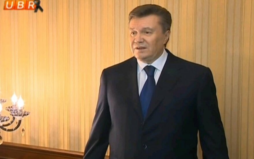 Ukrainos parlamentas nubalsavo atstatydinti V. Janukovyčių, šis bandė bėgti iš šalies