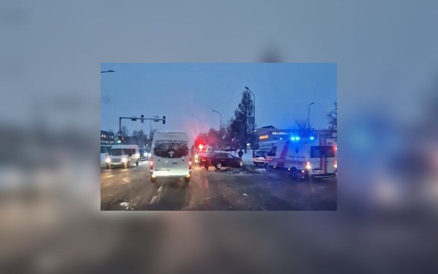 Rytą Šiauliuose susidūrus automobiliams sužeisti 2 žmonės