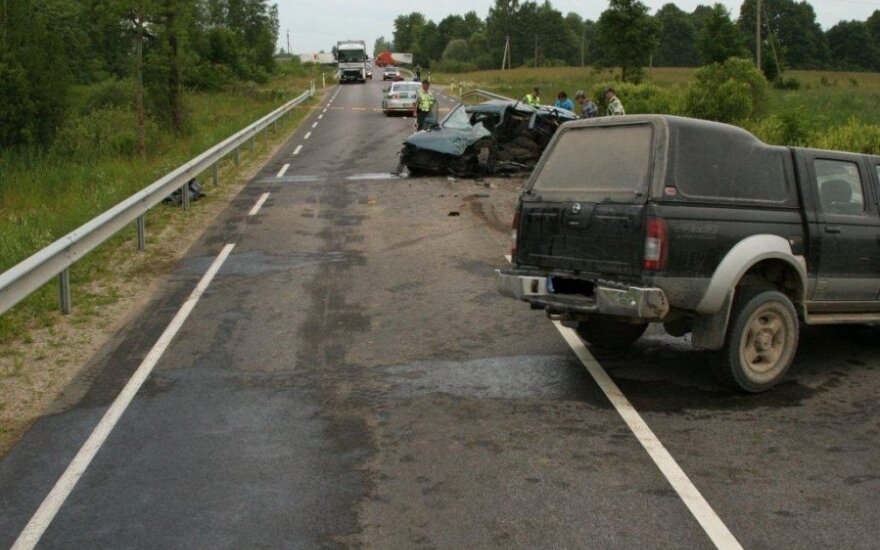 Utenos r. prieš eismą išlėkęs „Nissan“ sukėlė tragišką avariją