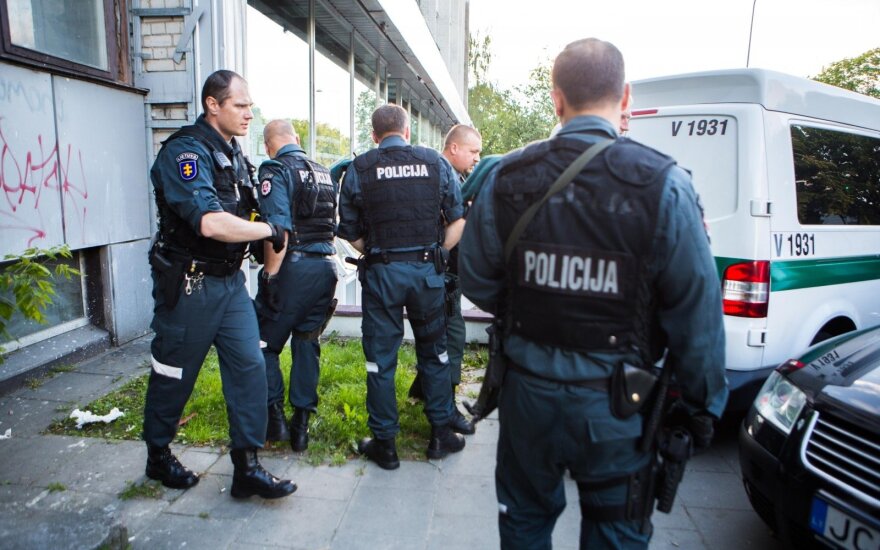 Radviliškyje visiškai girtas policininkas sukėlė avariją ir bandė pasišalinti