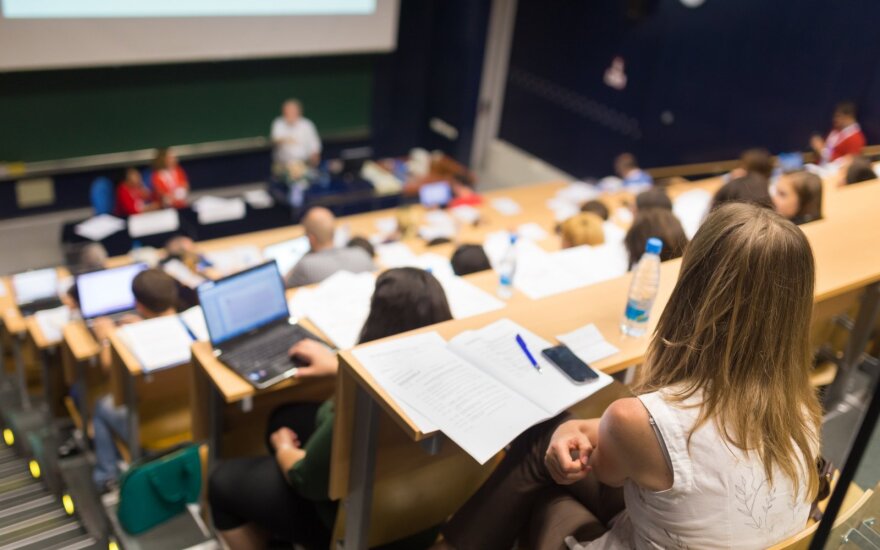 Kam algos per pastaruosius 5 metus augo daugiausiai, o kam mažiausiai: TOP-30 profesijų