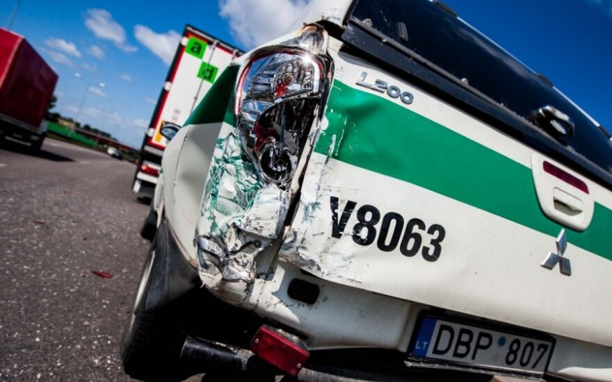 Į policijos automobilį įsirėžęs girtas „Opel“ vairuotojas nustebo, iš kur atsirado promilės