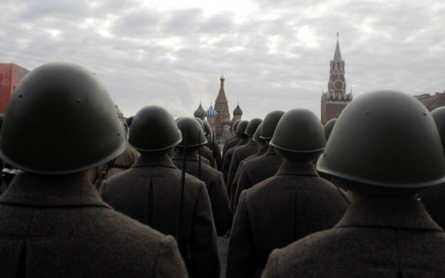 Maskvoje atkartotas 1941 m. karinis paradas Raudonojoje aikštėje