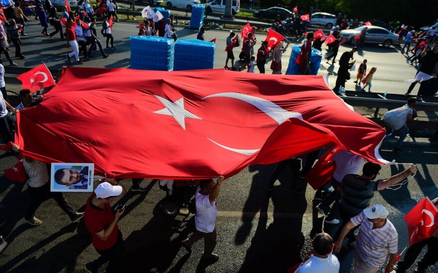 Turkijos teismas nusprendė nepaleisti šešių žmogaus teisių gynėjų
