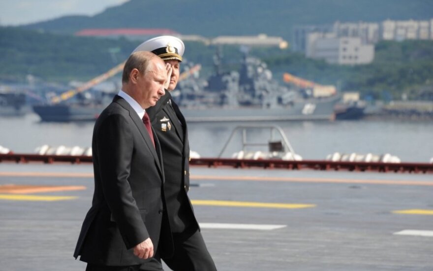 Vladimiras Putinas lėktuvnešyje Admirolas Kuznecovas 2014 m. liepos 27 d.