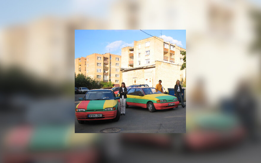 Automobiliai nudažyti tautinėmis lietuvių spalvomis