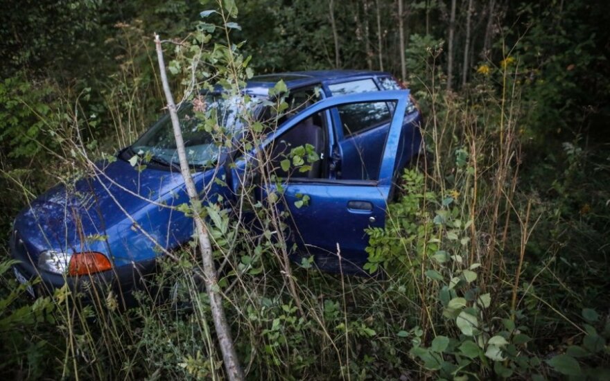Vilniuje apsivertė „Fiat“ - kompanija pabėgo automobilyje palikusi alų