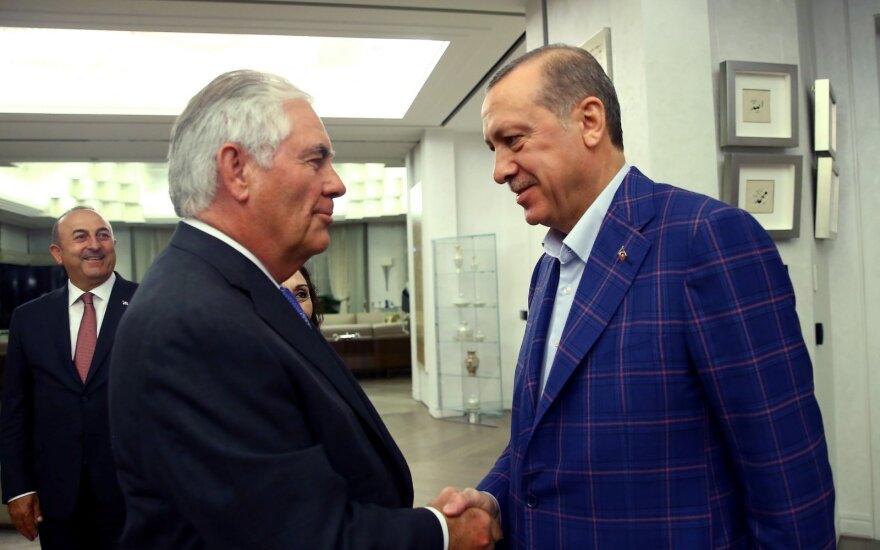R. Tillersonas: JAV stengiasi atkurti „prarastą pasitikėjimą“ santykiuose su Turkija