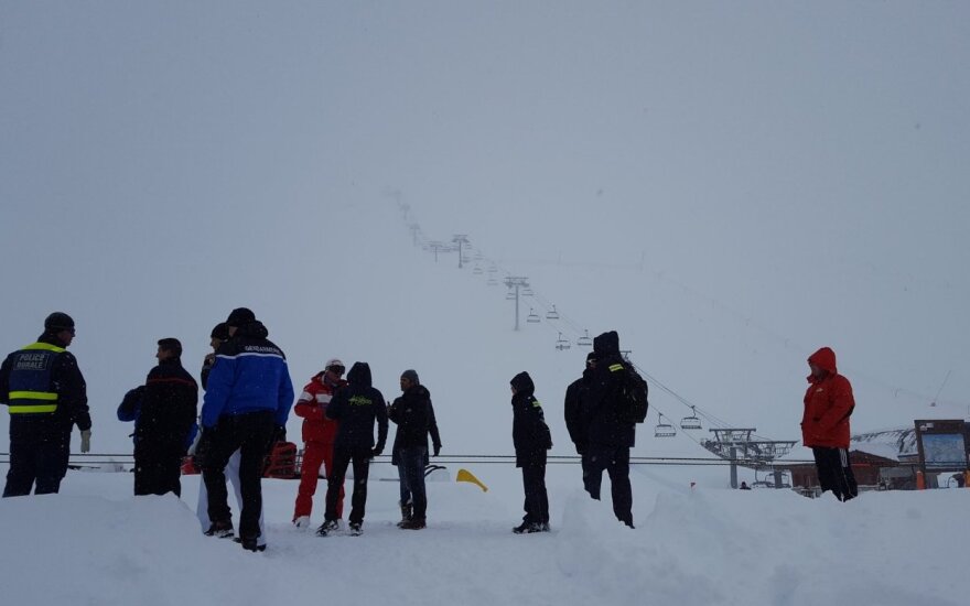 Prancūzijos Alpėse slidinėjimo trasą užgriuvo sniego lavina