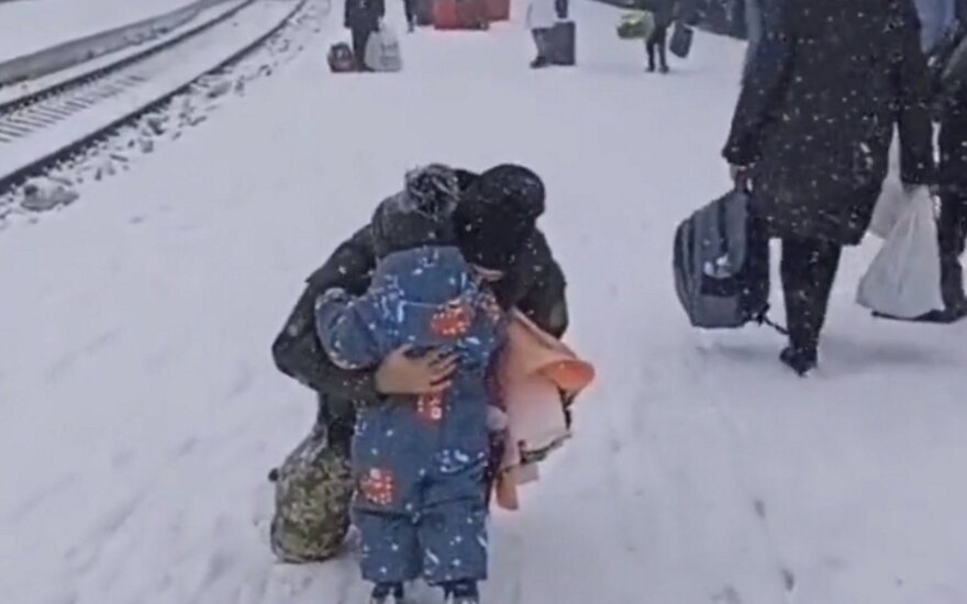 [Delfi trumpai] Aidint pavojaus sirenoms – jausmingas sužeisto Ukrainos kario susitikimas su sūnumi (video)