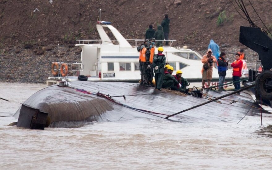 Kinijoje nuskendus keleiviniam laivui žuvo 442 žmonės