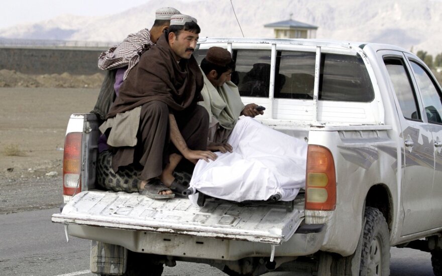 Avarija Afganistane: susidūrus benzinvežiui ir autobusui žuvo mažiausiai 35 žmonės