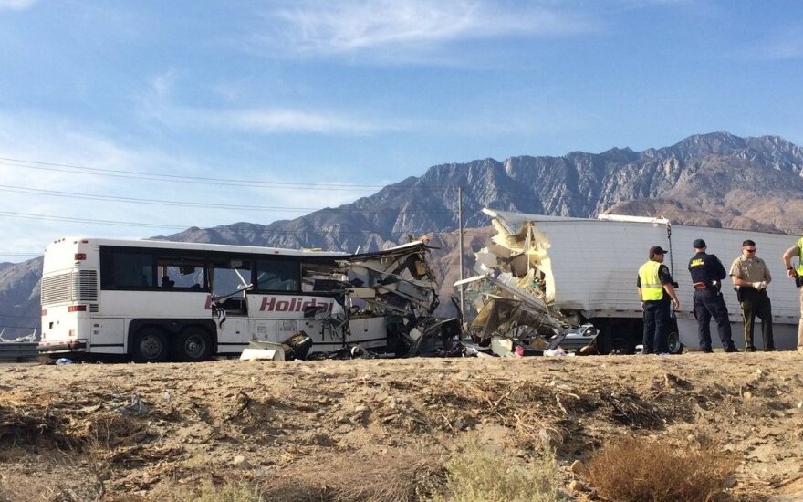 Kalifornijoje kraupi autobuso avarija: žuvo 13 žmonių, dar 30 sužeista