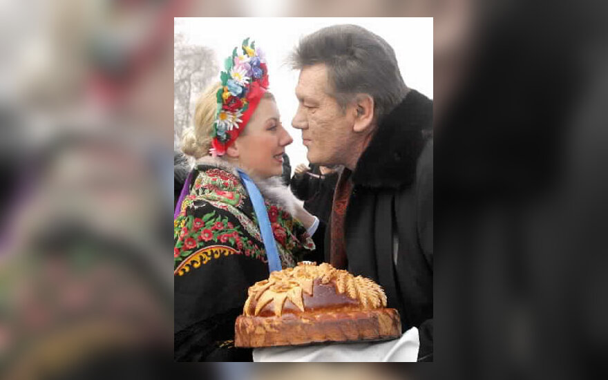 Ukrainos prezidentas Viktoras Juščenko bučiuoja merginą tautiniu ukrainiečių kostiumu, sutinkančią jį su duona ir druska Donetske.