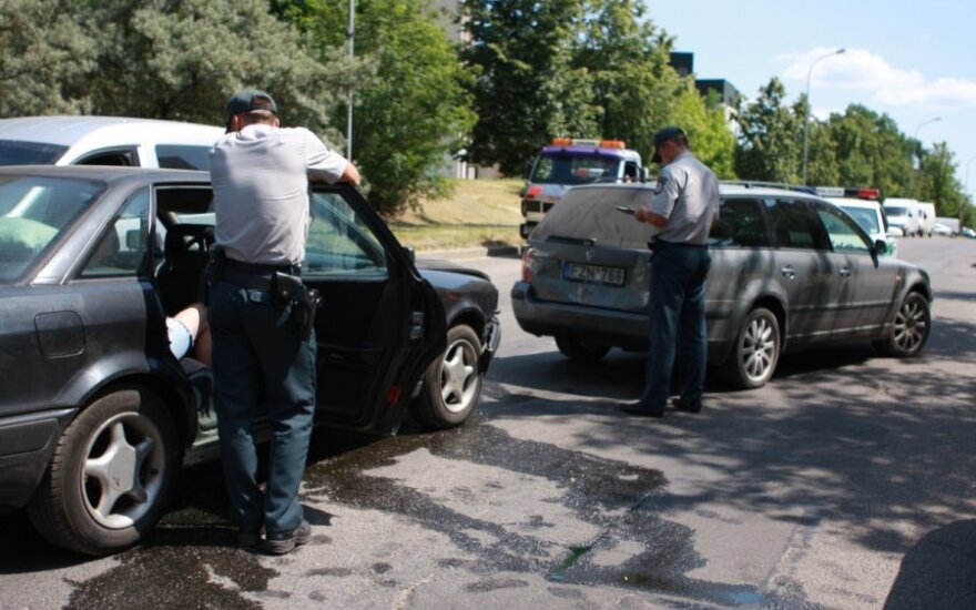 Vilniuje po avarijos girtutėlis vairuotojas pareiškė, kad jis - VSD pareigūnas Antanas ir pats gaudė girtuoklius