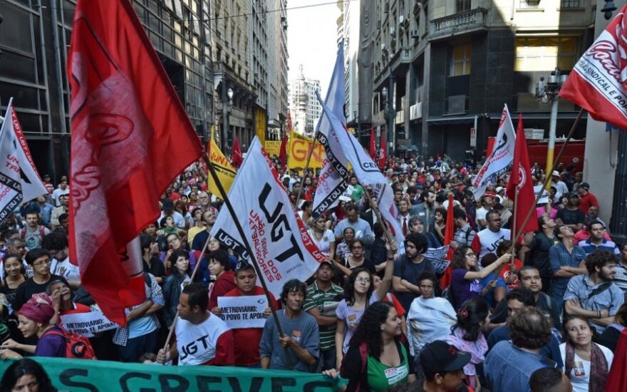 San Paulo policija prieš pasaulio futbolo čempionatą ašarinėmis dujomis vaikė protestuotojus