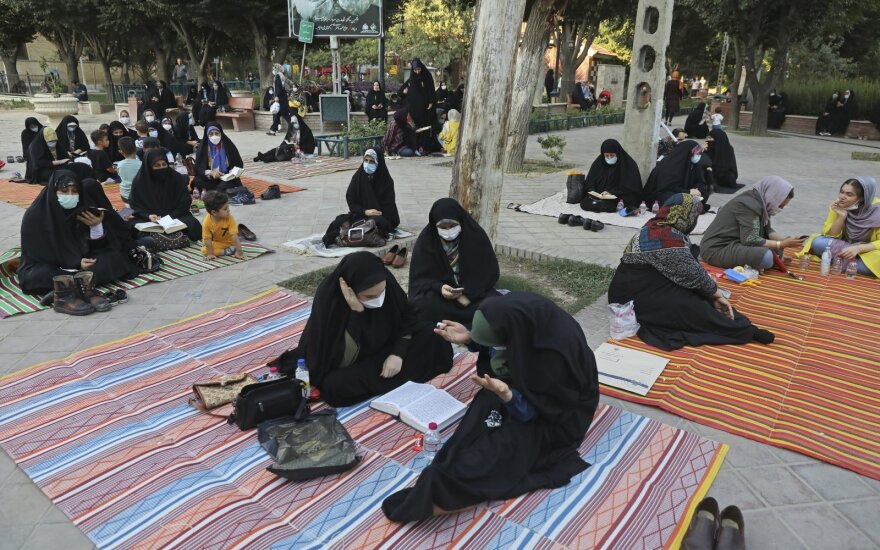 Irano prezidentas kovą su pandemija paskelbė pagrindiniu vyriausybės uždaviniu