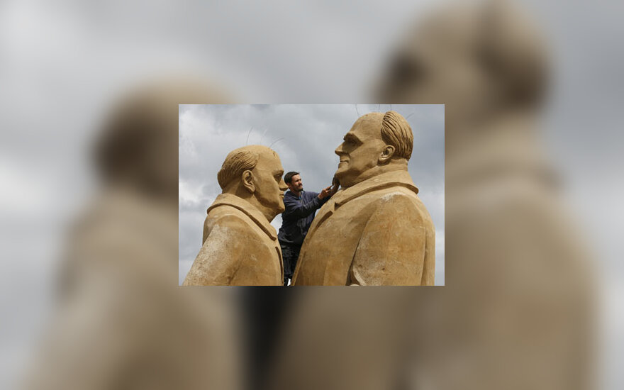 Smėlio skulptūros - H.Kohlis ir M.Gorbačiovas