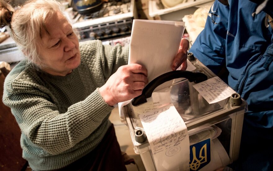 Ukrainoje per vietos valdžios rinkimus aktyvumas nesiekė 50 proc.