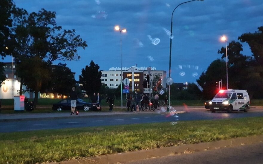 Klaipėdoje BMW užlėkė ant šaligatvio ir užvažiavo ant moters su dviem vaikais