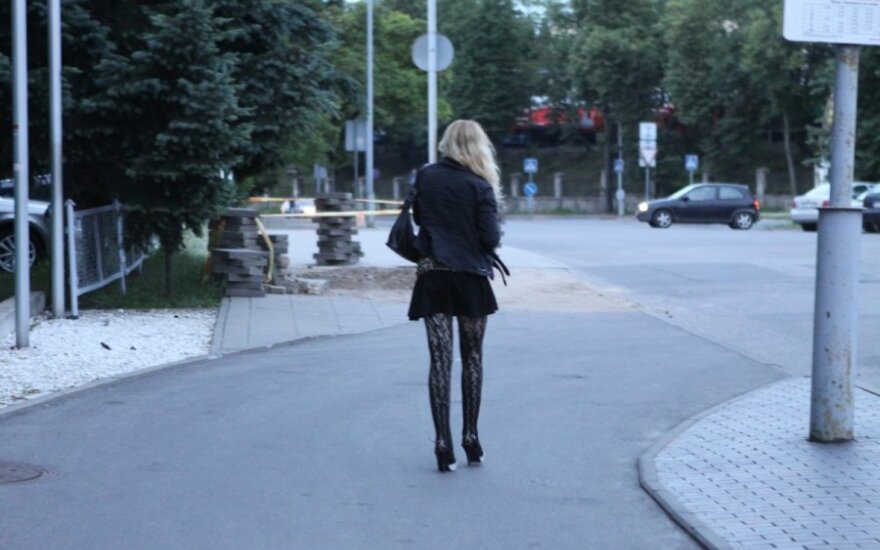 Vilniaus stoties prostitutės jaučiasi nesaugios: vedę vyrai jas išžagino, vienai peršovė kaklą