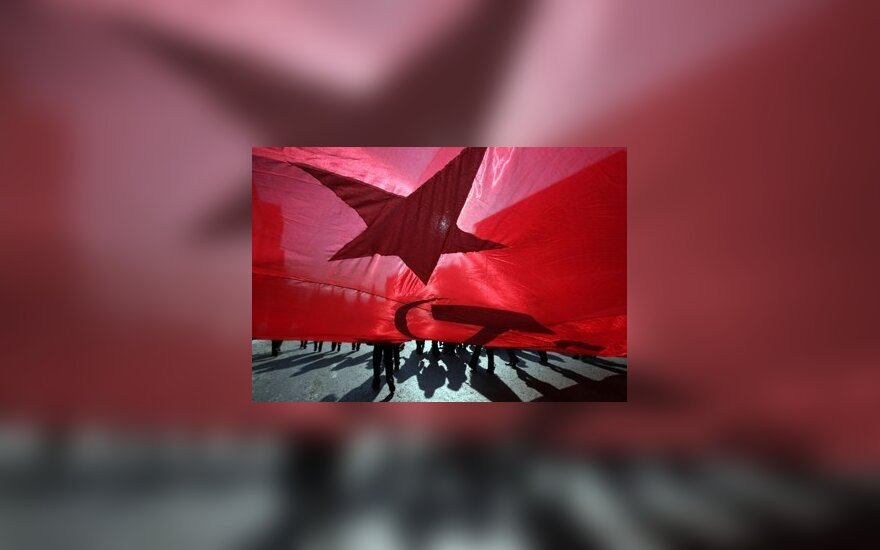 Komunistų rėmėjai, švęsdami vasario 23-iąją – tėvynės gynėjo dieną, Maskvoje mosuoja sovietine vėliava.