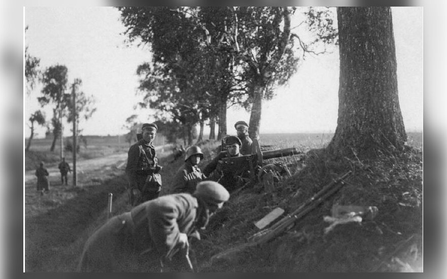 Lietuvos kariuomenes pėstininkai, ginkluoti sunkiuoju kulkosvaidžiu „Maxim“, 1919 VDKM