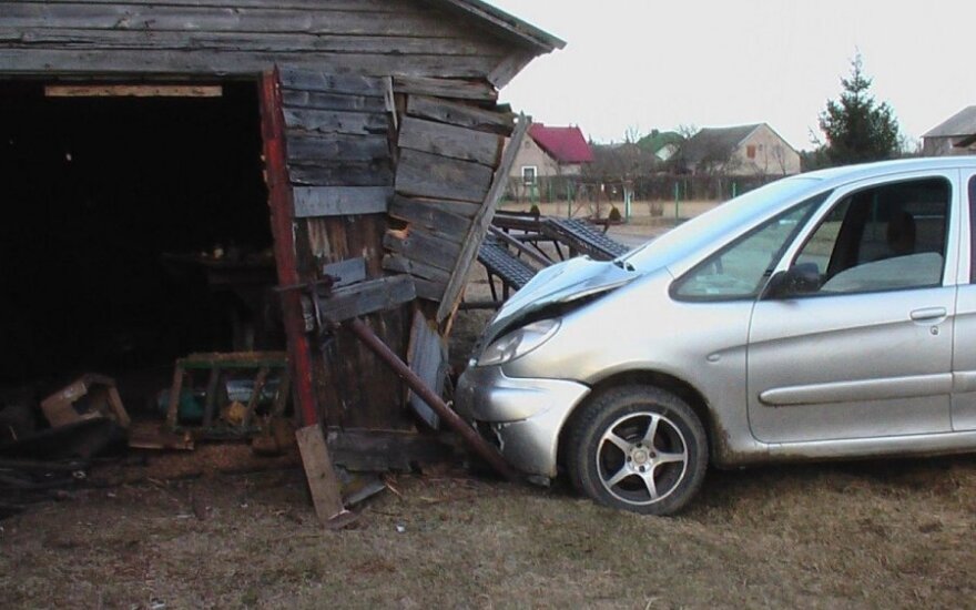 Neapsisprendęs kur sukti sankryžoje, girtas vairuotojas apgriovė kaimynės garažą
