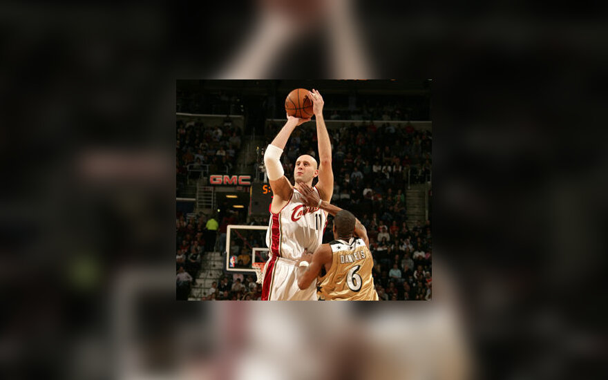 Žydrūnas Ilgauskas ("Cavaliers") meta per Antonio Daniels ("Wizards") rankas 