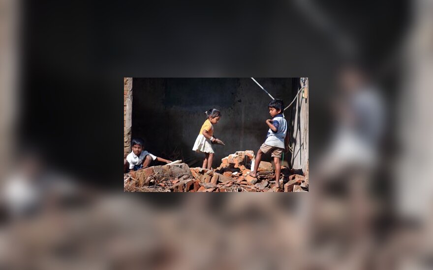 Vaikai Indijoje prie cunamio sugriauto namo