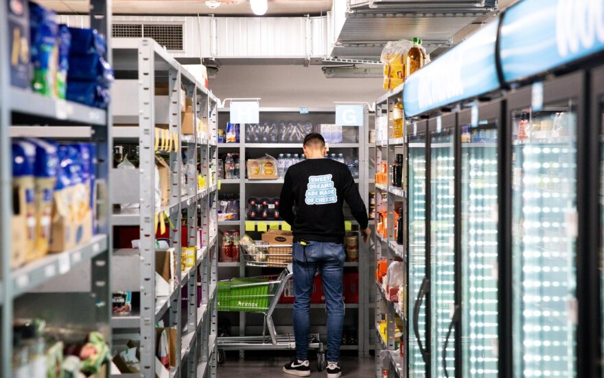 Lietuvoje daugėja naujo tipo maisto parduotuvių: gali užeiti, bet ne pats susirinkti prekes