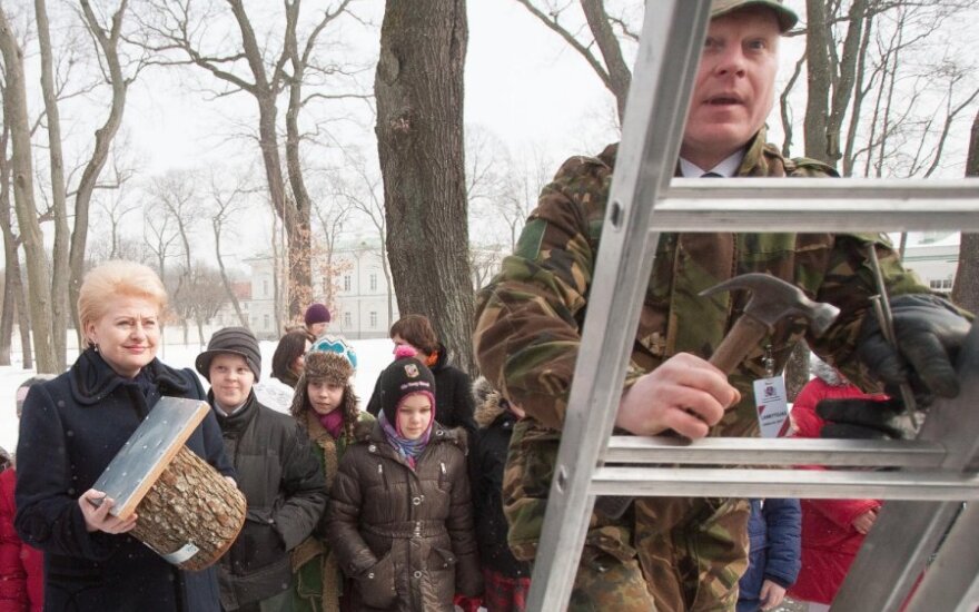 Dalia Grybauskaitė su „Vyturio“ mokyklos vaikais kelia inkilus