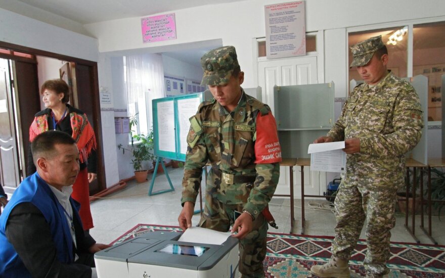 Kirgizijoje vyksta nerimo dėl balsų pirkimo temdomi visuotiniai rinkimai