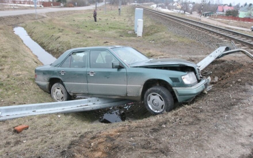 Į posūkį neįtilpęs "Mercedes" išlaužė atitvarus prie geležinkelio pervažos