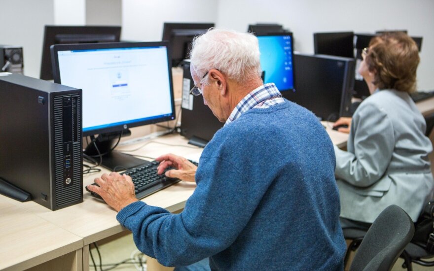 Senjorai mokosi naudotis kompiuteriu