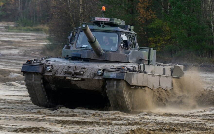 „Spiegel“: Vokietija siunčia į Ukrainą tankų „Leopard“