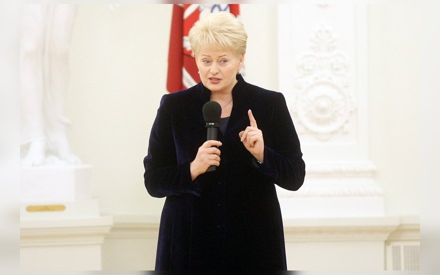 D.Grybauskaitė vaikams skaitė „Meškiuką Rudnosiuką“