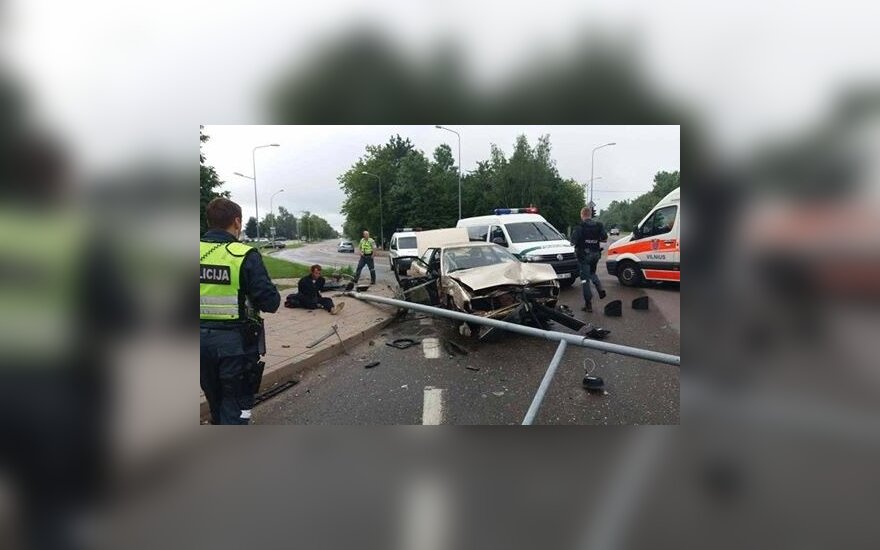Vilniuje nuo policijos sprukęs vairuotojas rėžėsi į du stulpus