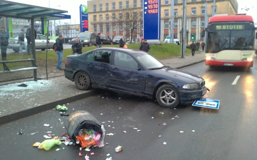 Vilniuje BMW įlėkė į stotelę su žmonėmis