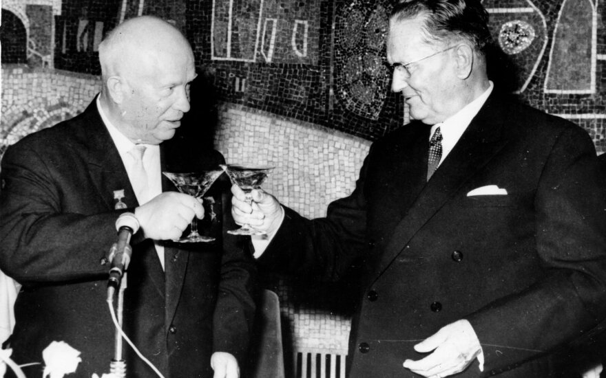 Nikita Chruščiovas taikosi su Josipu Brozu Tito