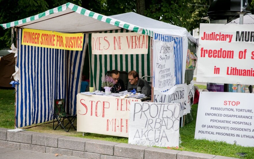 Protestuotojams prie Prezidentūros Vilniaus valdžia nurodė po savaitės pašalinti palapines