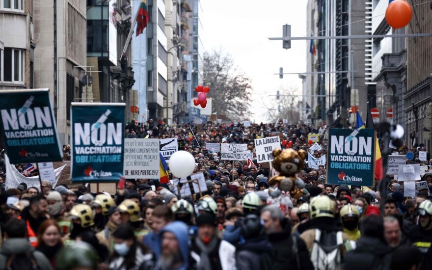 Šimtai žmonių Briuselyje protestavo prieš COVID-19 suvaržymus
