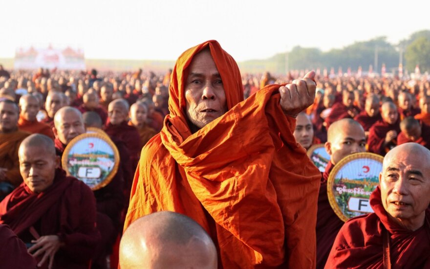 30 tūkst. vienuolių Mianmare rinko išmaldą